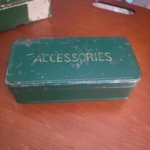 1950s Vintage Sewing Machine Accessories Green Tin Box SINGER ruffler Attachment